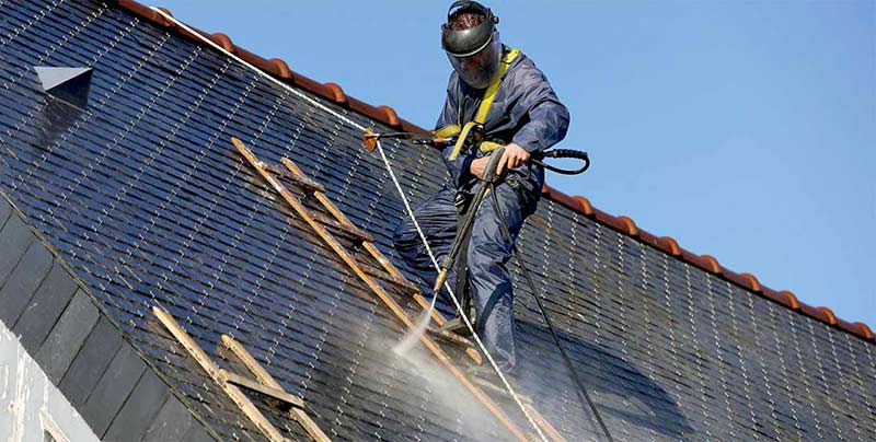 TYPRORÉNOV : artisan couvreur dans le Morbihan et dans toute la Bretagne : recherche de fuite, entretien de toiture : nettoyage, démoussage et peinture hydrofuge toiture, rénovation de toiture, couverture en ardoise et zinguerie, nettoyage, démoussage et ravalement peinture façade, imperméabilisation façade et nettoyage des extérieurs dans toute la Bretagne : Morbihan, Finistère, Côtes-d’Armor, Ille-et-Vilaine