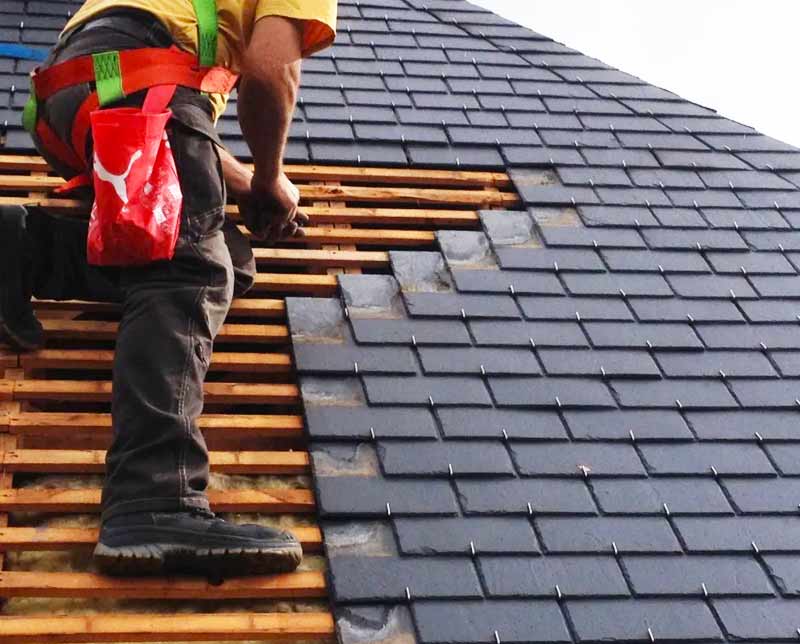 Travaux de toiture -TYPRORÉNOV : artisan couvreur dans le Morbihan et dans toute la Bretagne : Travaux de toiture, couverture en ardoise et faîtage.Urgence fuite . zinguerie  : gouttière, bande de rive, corniche. . Couvreur Morbihan, Finistère, Côtes-d’Armor, Ille-et-Vilaine