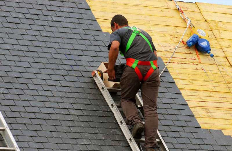 Travaux de toiture -TYPRORÉNOV : artisan couvreur dans le Morbihan et dans toute la Bretagne : Travaux de toiture, couverture en ardoise et faîtage.Urgence fuite . zinguerie  : gouttière, bande de rive, corniche. . Couvreur Morbihan, Finistère, Côtes-d’Armor, Ille-et-Vilaine