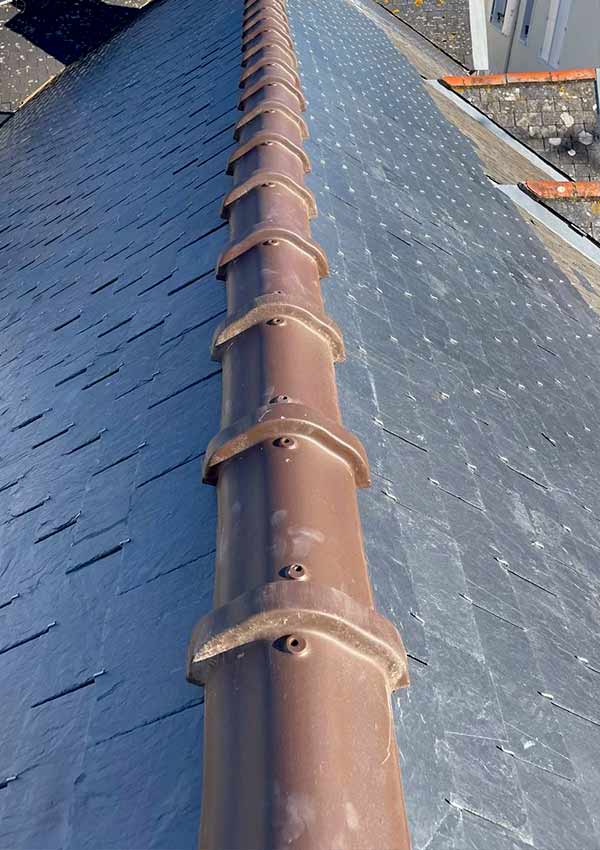 Travaux de toiture -TYPRORÉNOV : artisan couvreur dans le Morbihan et dans toute la Bretagne : Travaux de toiture, couverture en ardoise et faîtage.Urgence fuite . zinguerie  : gouttière, bande de rive, corniche. . Couvreur Morbihan, Finistère, Côtes-d’Armor, Ille-et-Vilaine