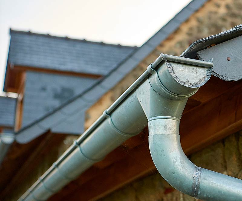 Travaux de toiture -TYPRORÉNOV : artisan couvreur dans le Morbihan et dans toute la Bretagne : Travaux de toiture, couverture en ardoise et faîtage.Urgence fuite . zinguerie  : gouttière, bande de rive, corniche. . Couvreur Morbihan, Finistère, Côtes-d’Armor, Ille-et-Vilaine