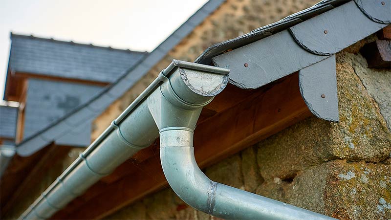 Travaux de toiture -TYPRORÉNOV : artisan couvreur dans le Morbihan et dans toute la Bretagne : Travaux de toiture, couverture en ardoise et faîtage.Urgence fuite . zinguerie  : gouttière, bande de rive, corniche. . Couvreur Morbihan, Finistère, Côtes-d’Armor, Ille-et-Vilaine